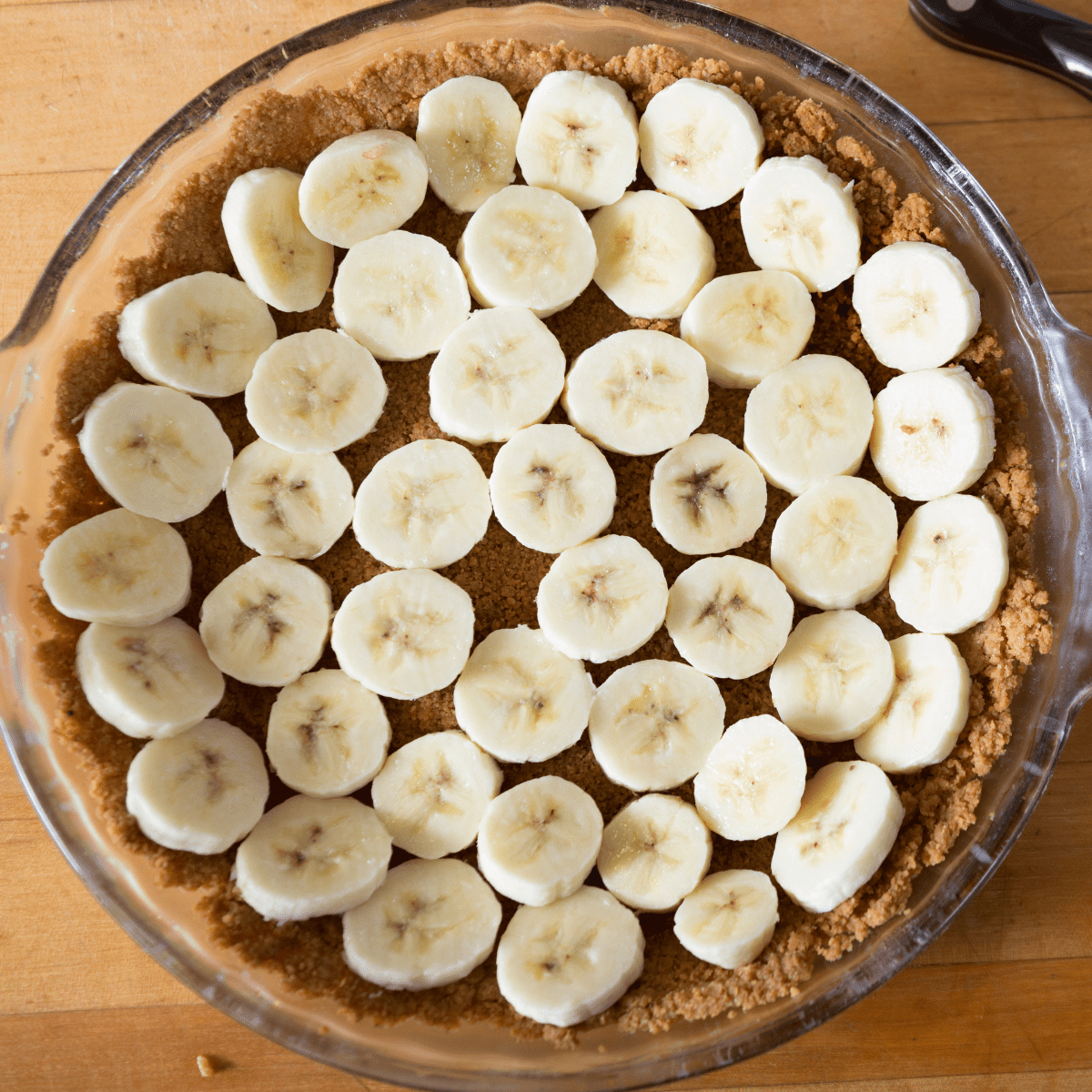 chocolate banana cream pie in a glass pie plate