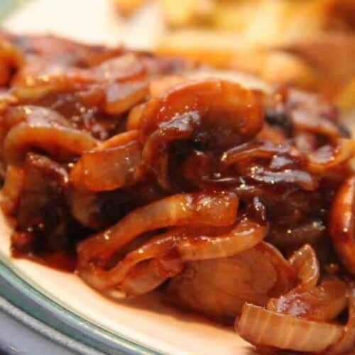 https://feelslikehomeblog.com/wp-content/uploads/2010/02/slow-cooker-steak-with-mushrooms-and-onions-500x500.jpg