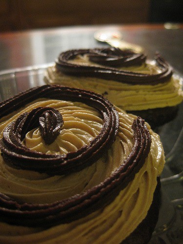 cupcakes with peanut butter and chocolate frosting