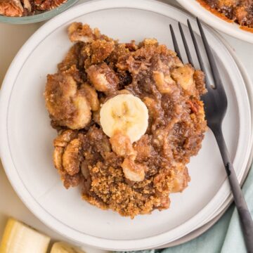 Easy banana cobbler with pecan crumble topping
