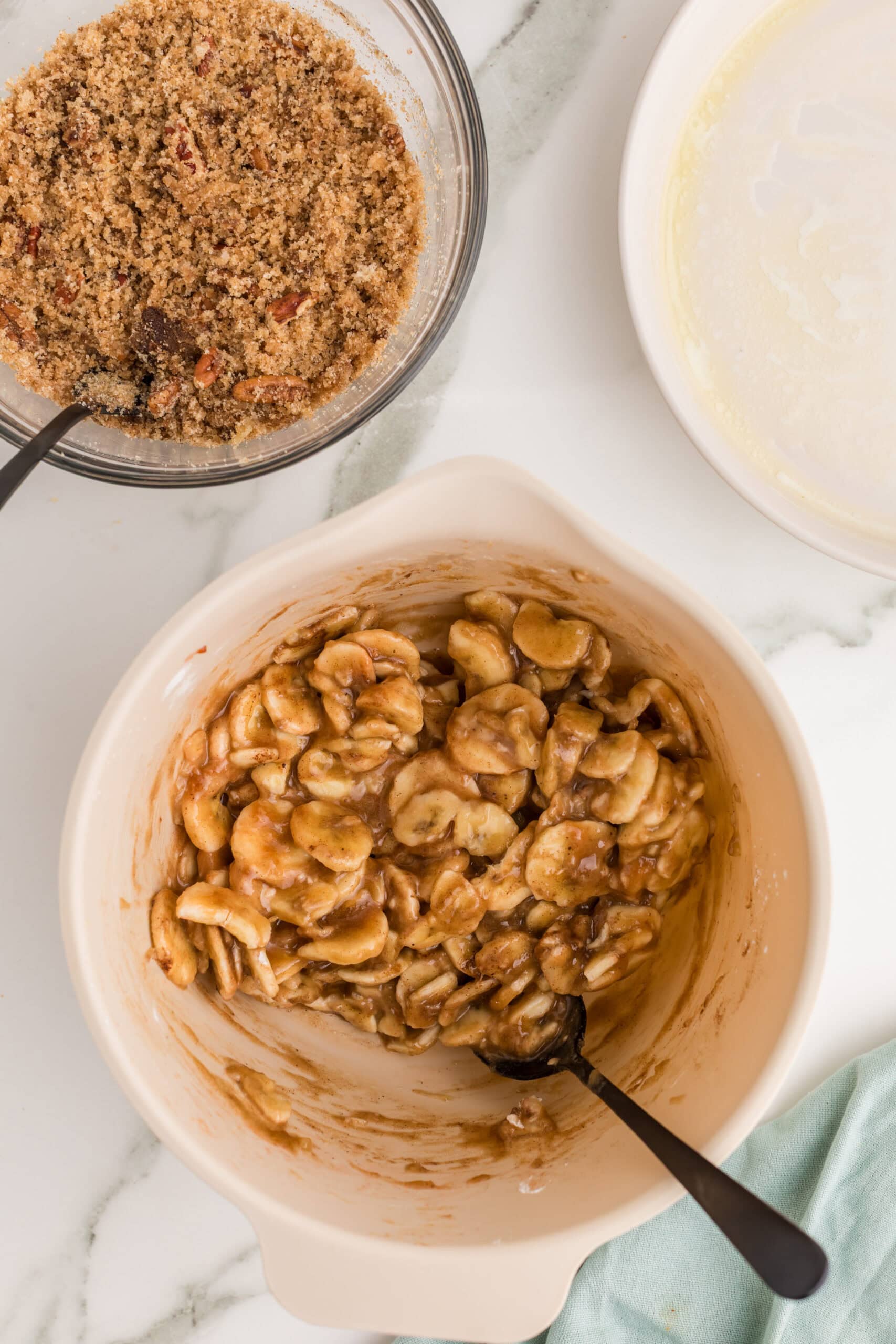Sweet cinnamon banana cobbler filling mixture