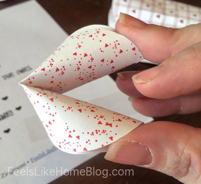 Attach the two ends of the paper cookie together
