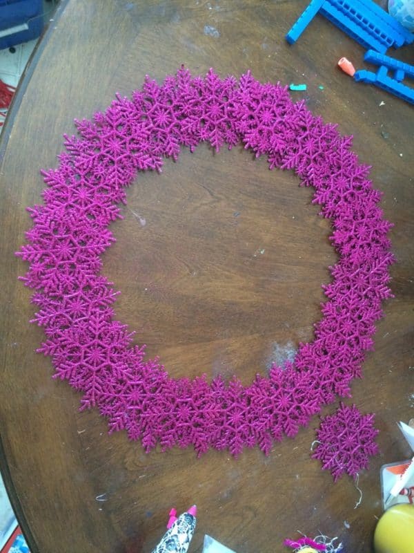 Overlap the snowflakes to make the wreath stronger