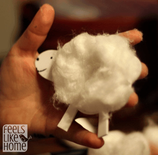 Finished sheep made of paper and cotton balls