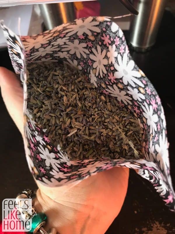 Fill the pouch with lavender