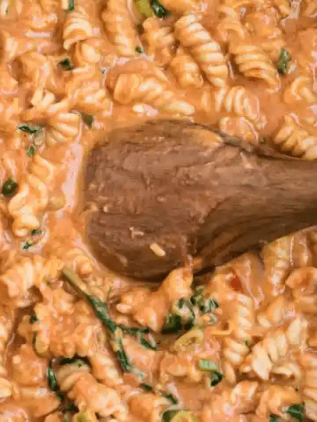 HOW TO MAKE SPINACH PASTA WITH CREAMY RED SAUCE STORY Feels Like Home™
