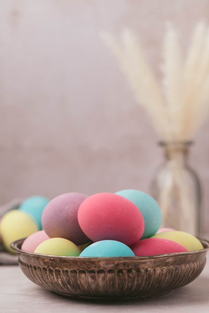 How to Dye Easter Eggs with Food Coloring - Kitchen Divas