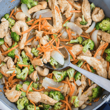 garlic chicken stir fry with carrots and broccoli