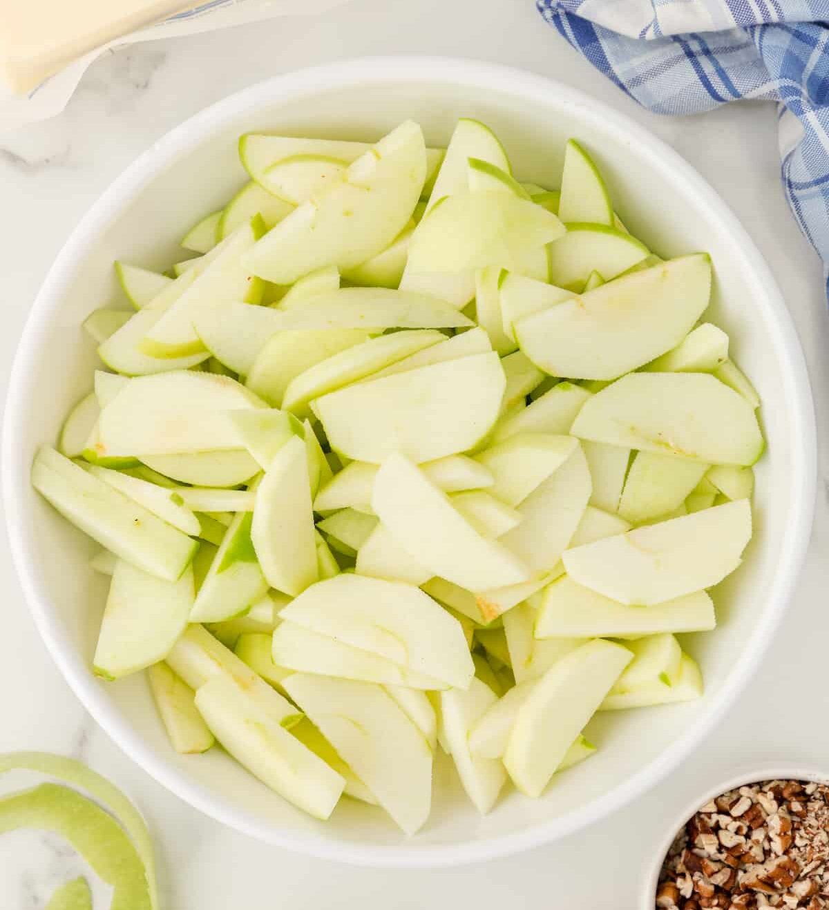 a large bowl full of sliced pears