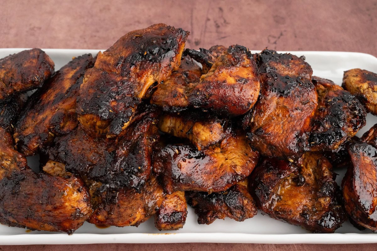 a close up of balsamic chicken that has been marinated with balsamic vinegar and herbs on a platter