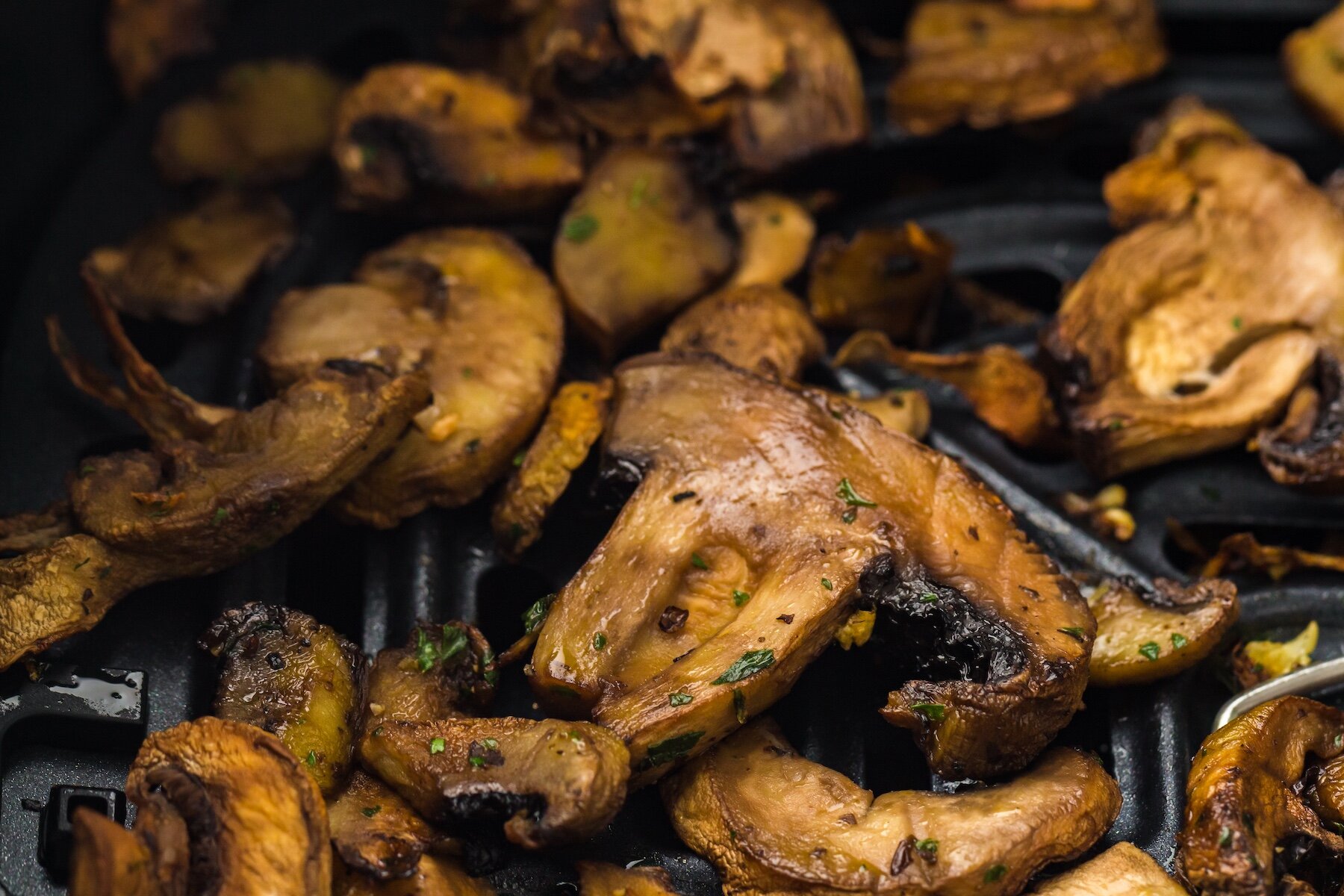 air fryer garlic mushrooms in the air fryer basket