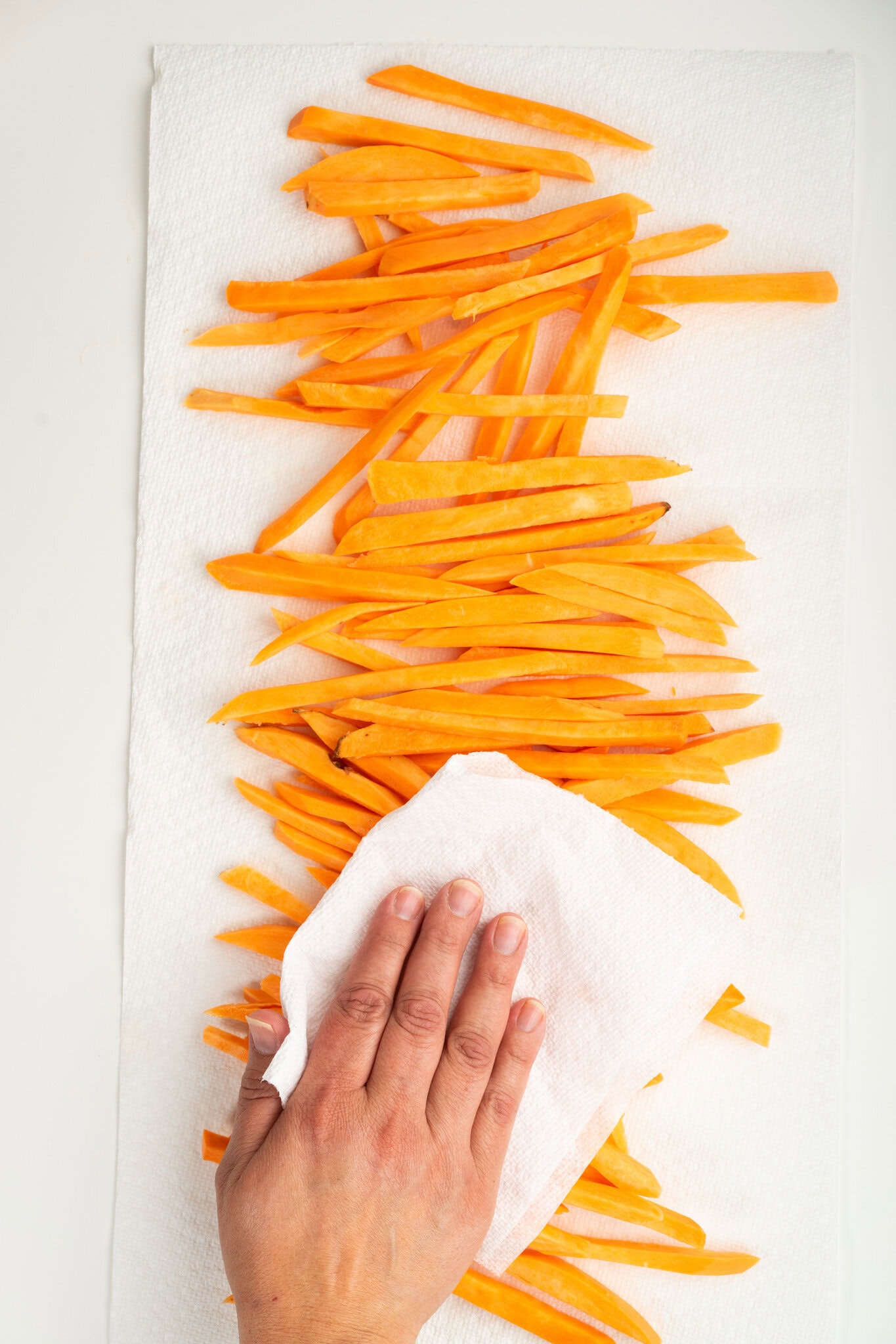 After the cut sweet potatoes are soaked in water, they are pulled out and pat dry