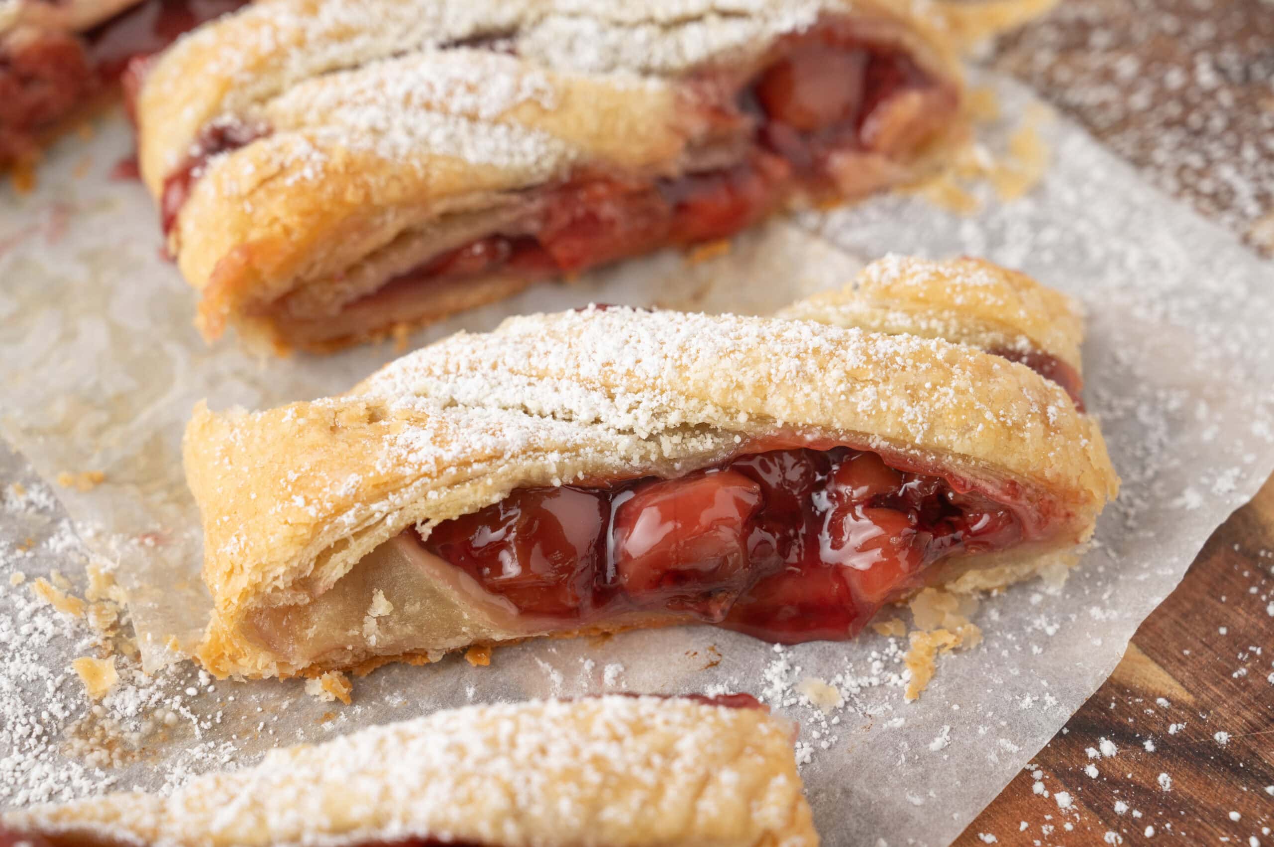 Puff pastry sliced and ready to be enjoyed. We can see the layers of the strudel well.