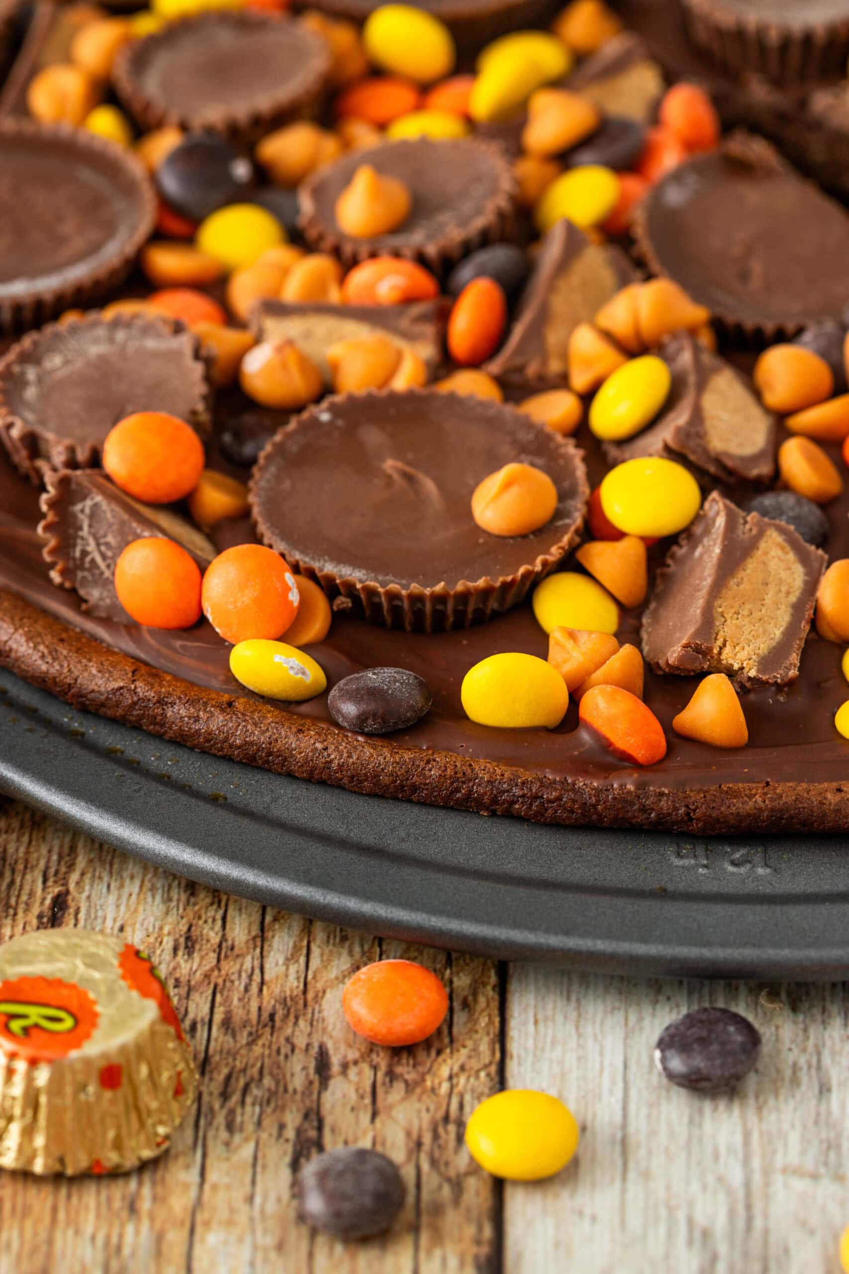 Close up photo of edges of peanut butter brownie crust