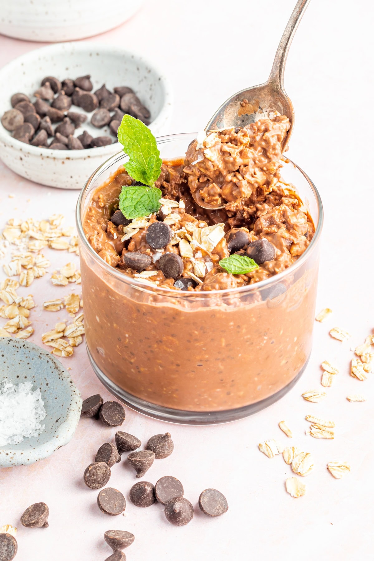 a spoonful of mint chocolate overnight oats