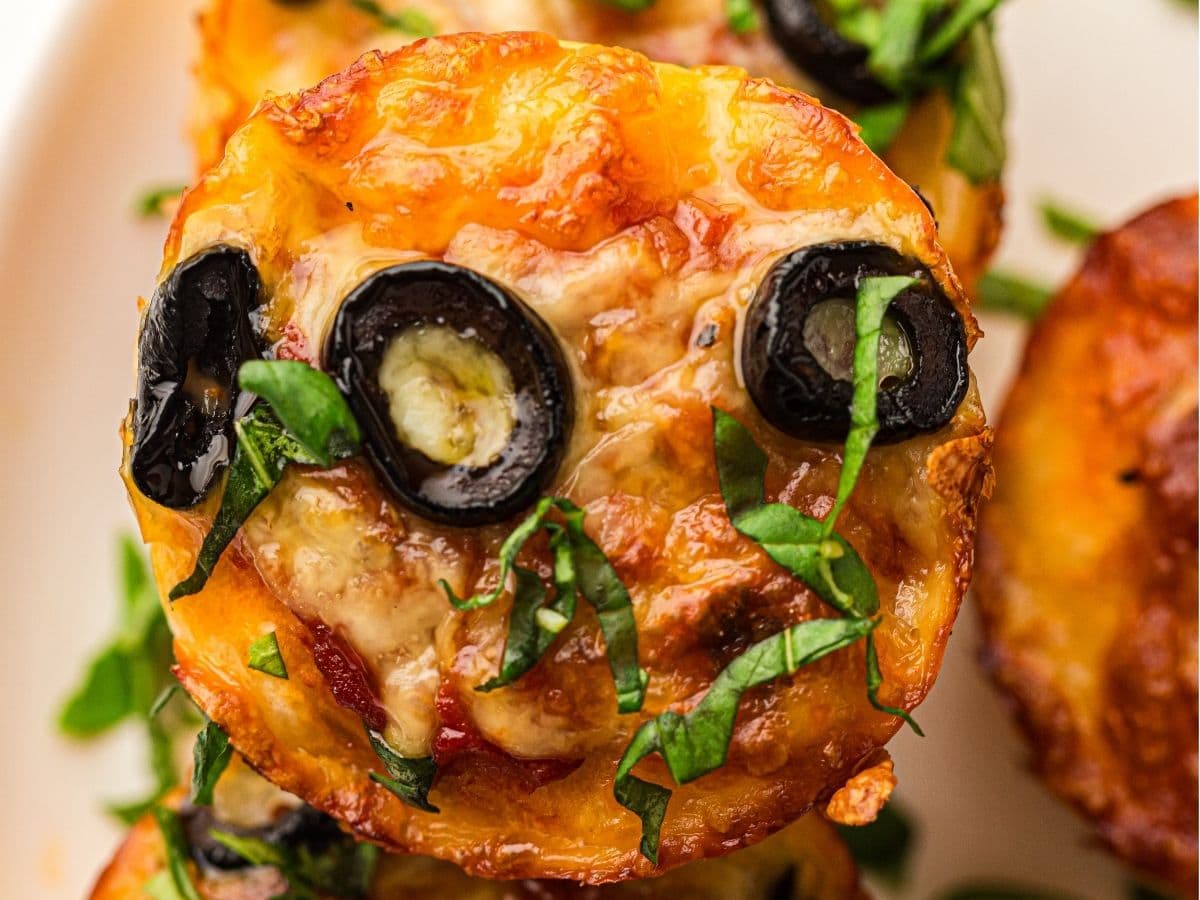 Gooey mini pizza muffins