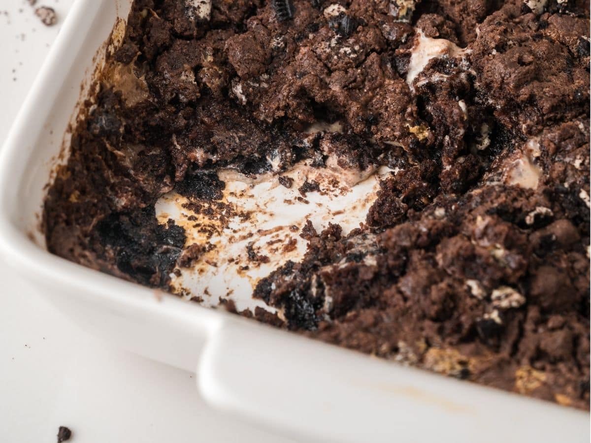 Gooey cookies and cream dump cake