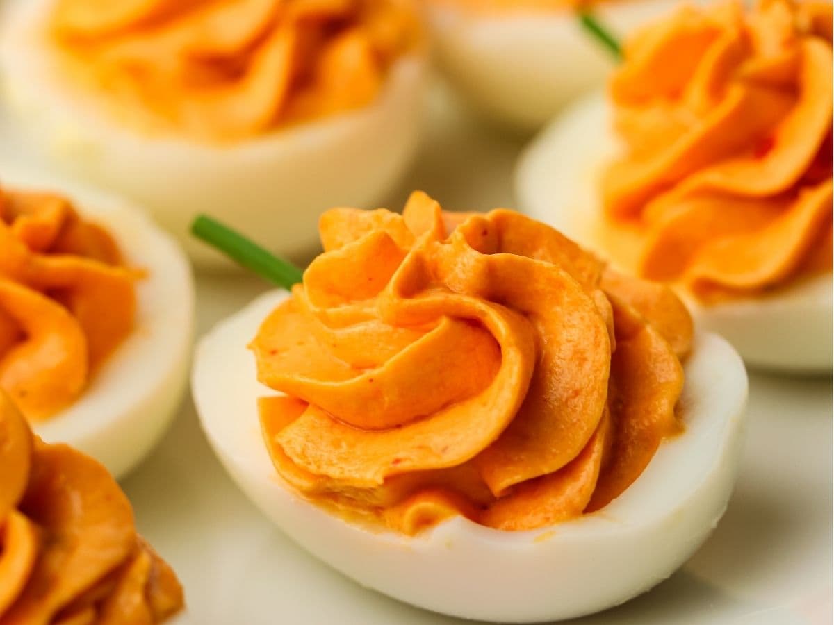 Easy fall deviled eggs with pumpkin styling