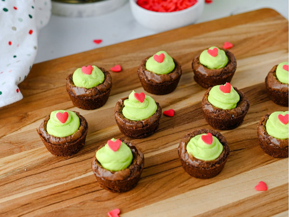 Grinch dessert bites with red hearts