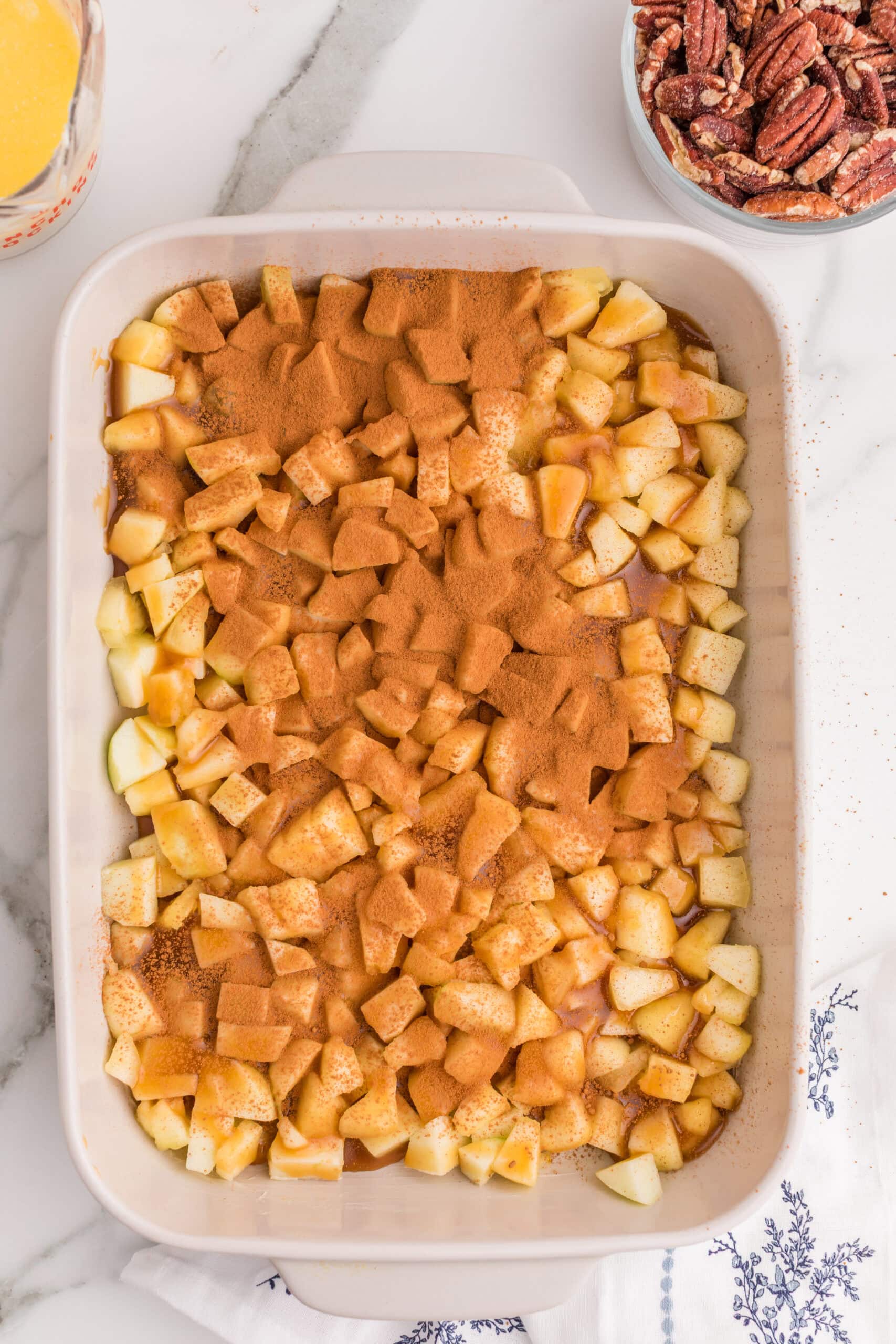 Cinnamon spiced apple dump cake preparation