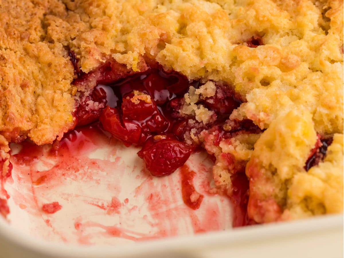 Easy cherry pie filling dump cake