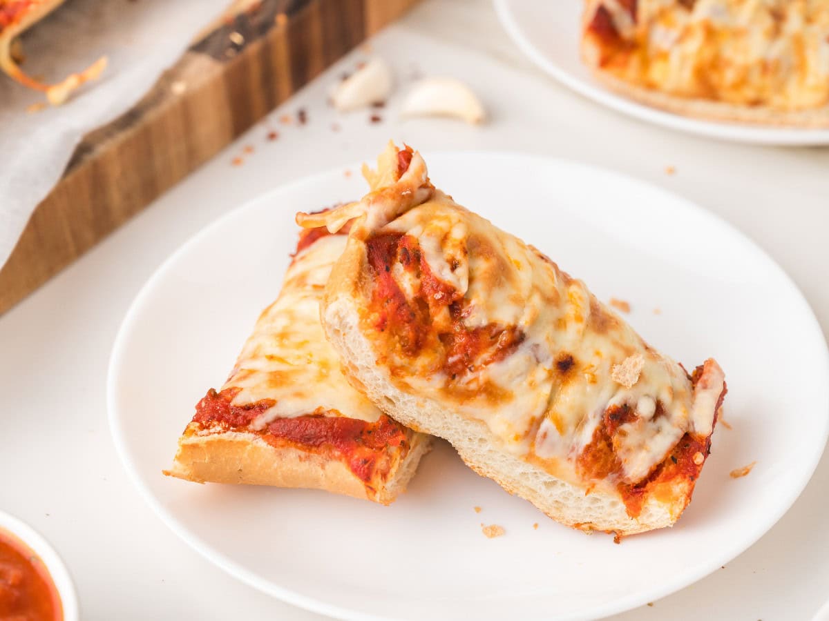 Quick and easy homemade garlic bread pizza