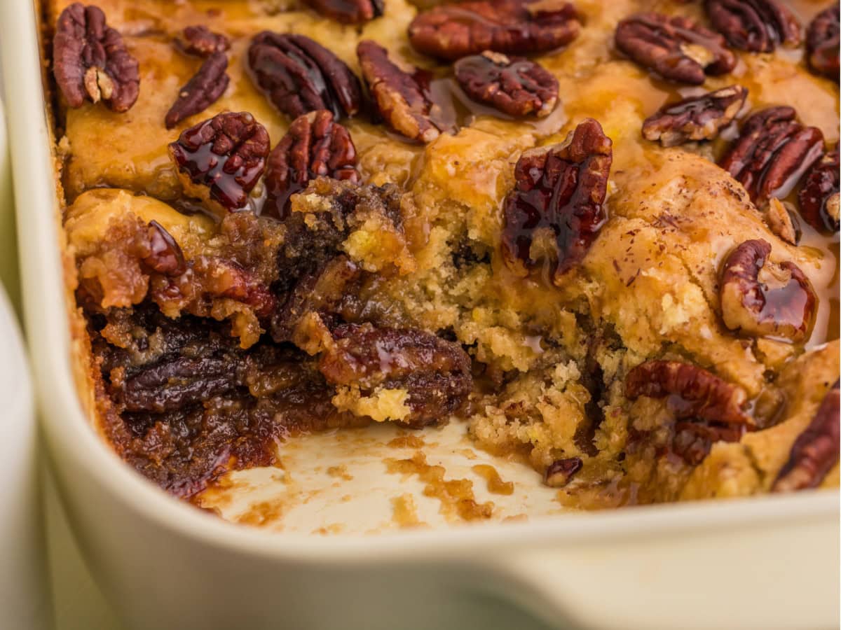Easy Thanksgiving pecan pie dump cake