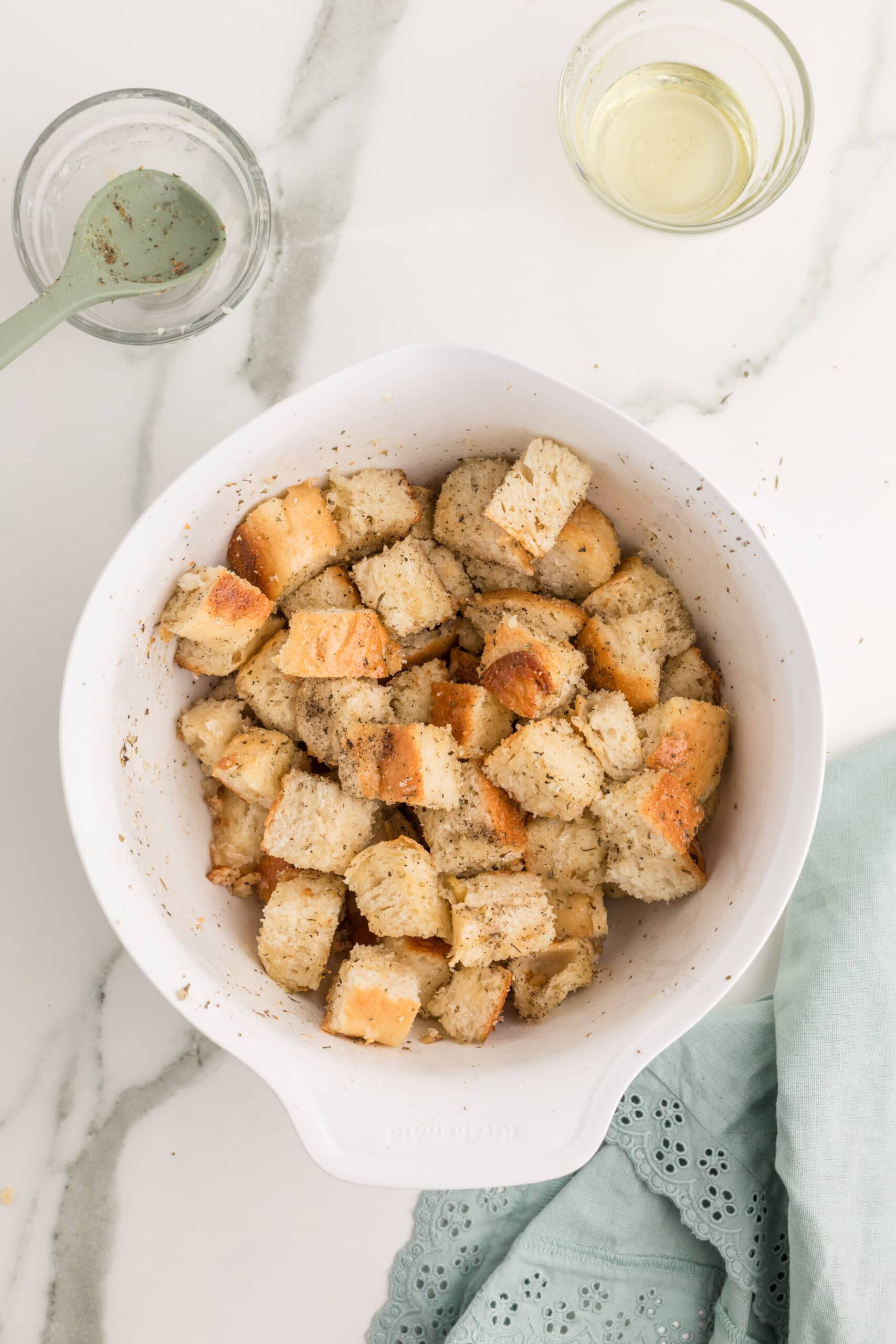 Garlic herb seasoned bread cubes for croutons