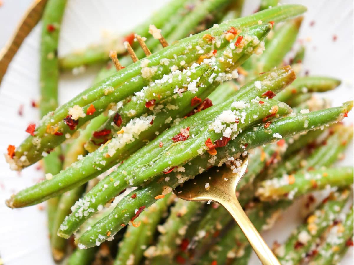 Parmesan roasted green beans with red pepper flakes